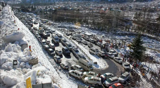 नए साल में पहाड़ों पर जाएं, लेकिन ये पढ़ने के बाद ही प्लान बनाएं वर्ना बुरा फंसेंगे